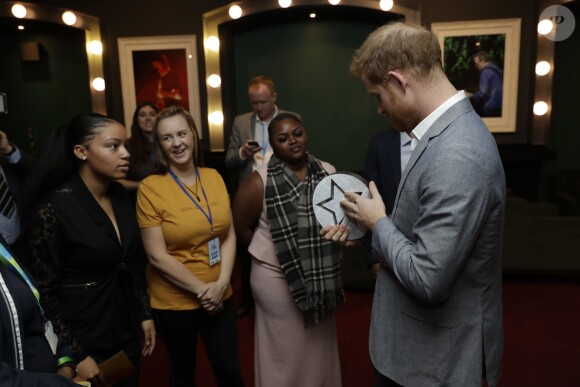 Le prince Harry, duc de Sussex, participe à la première édition des "OnSide Awards" à Londres, le 17 novembre 2019.