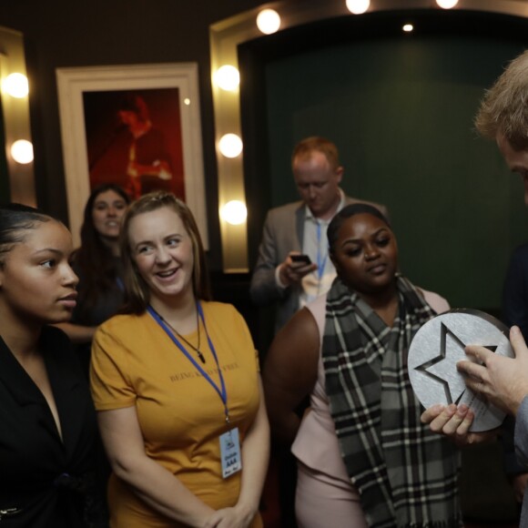 Le prince Harry, duc de Sussex, participe à la première édition des "OnSide Awards" à Londres, le 17 novembre 2019.