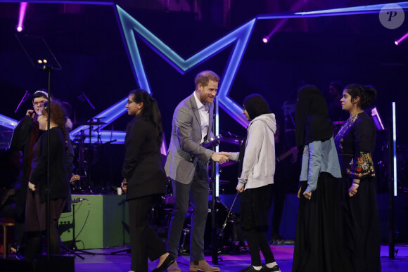 Le prince Harry, duc de Sussex, participe à la première édition des "OnSide Awards" à Londres, le 17 novembre 2019.