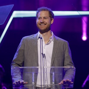 Le prince Harry, duc de Sussex, participe à la première édition des "OnSide Awards" à Londres, le 17 novembre 2019.