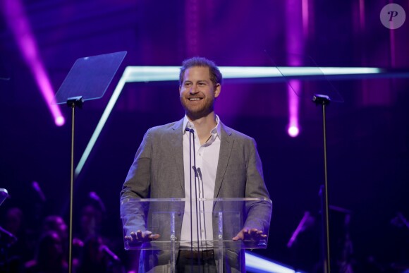 Le prince Harry, duc de Sussex, participe à la première édition des "OnSide Awards" à Londres, le 17 novembre 2019.