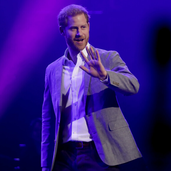 Le prince Harry, duc de Sussex, participe à la première édition des "OnSide Awards" à Londres, le 17 novembre 2019.