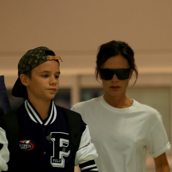 Victoria Beckham et son fils Romeo arrive à l'aéroport de JFK à New York pour prendre l'avion. Romeo porte une casquette et un sac Louis Vuitton! Le 30 août 2017.