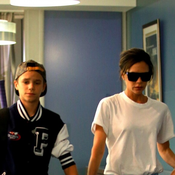 Victoria Beckham et son fils Romeo arrive à l'aéroport de JFK à New York pour prendre l'avion. Romeo porte une casquette et un sac Louis Vuitton! Le 30 août 2017.