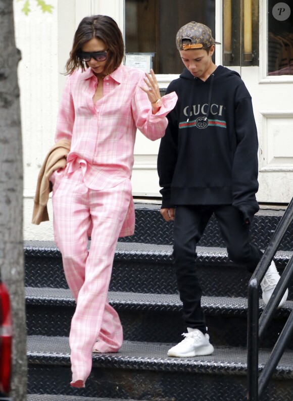 Victoria Beckham et son fils Romeo sont allés faire du shopping chez "What Goes Around Comes Around" dans le quartier de Soho à New York. Le 29 août 2017.