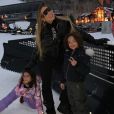 Mariah Carey et ses jumeaux Monroe et Moroccan au ski à Aspen (Colorado). Décembre 2018.