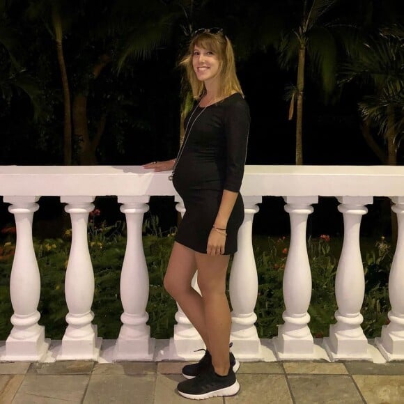 Léa François enceinte, met son baby bump en avant sur Instagram, le 21 otobre 2019