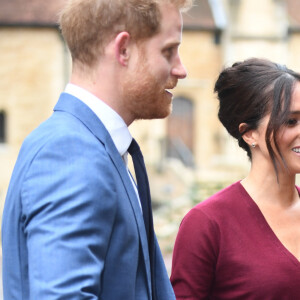 Le prince Harry, duc de Sussex, et Meghan Markle, duchesse de Sussex, arrivent pour une réunion sur l'égalité des genres avec les membres du Queen's Commonwealth Trust (dont elle est vice-présidente) et du sommet One Young World au château de Windsor, le 25 octobre 2019.