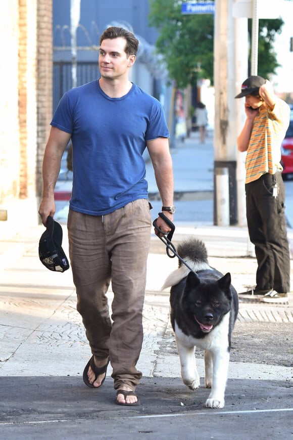 Henry Cavill se promène avec son chien dans les rues de Los Angeles, après avoir terminé une séance photo, le 27 avril 2018