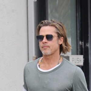 Exclusif - Brad Pitt à la sortie d'un immeuble à Los Angeles, le 16 octobre 2019