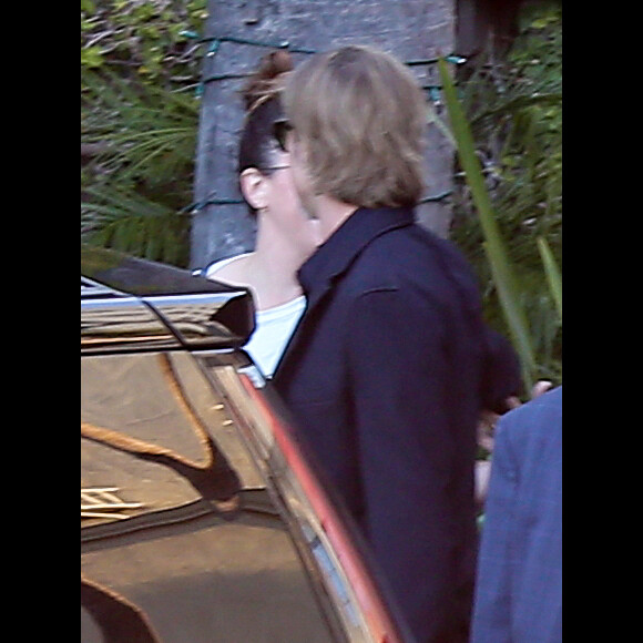 Exclusif - Brad Pitt prend dans les bras une mystérieuse inconnue dans une zone isolée devant un hôtel cinq étoiles à Hollywood le 18 septembre 2019. L'acteur a passé 90 minutes à l'hôtel avant de sortir avec cette femme. L'acteur a l'air élégant dans un costume noir tandis que cette femme porte un t-shirt Gucci, un jean déchiré et des chaussures Gucci.