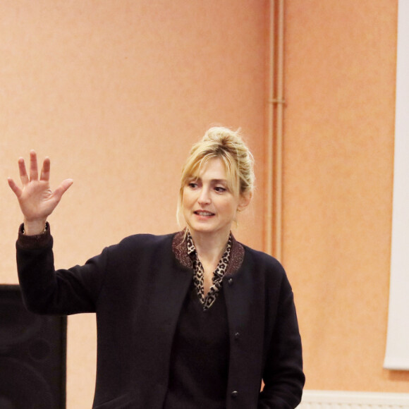 Julie Gayet anime une master classe après une projection avec des lycéens afin d'expliquer le monde du cinéma, les sujets de parité et surtout la place de la femme dans le cinema lors du 28ème Festival du cinema de Sarlat le 13 Novembre 2019 © Patrick Bernard/ Bestimage
