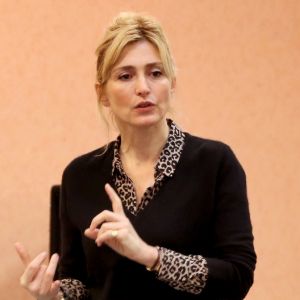 Julie Gayet anime une master classe après une projection avec des lycéens afin d'expliquer le monde du cinéma, les sujets de parité et surtout la place de la femme dans le cinema lors du 28e Festival du cinema de Sarlat le 13 Novembre 2019. © Patrick Bernard/ Bestimage