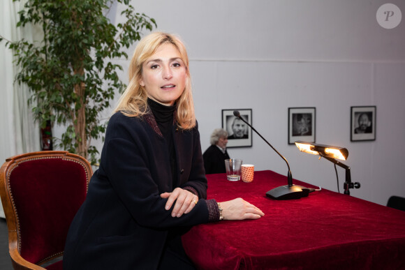 Julie Gayet participe à la 1ere éditon du Festival Ciné Roman pour une rencontre avec le public autour d'une lecture, au théâtre de l'Artistique à Nice le 24 octobre 2019. © Bruno Bebert/Bestimage