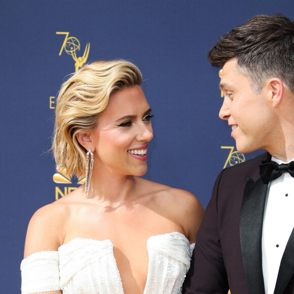 Scarlett Johansson et son compagnon Colin Jost lors du photocall lors de la 70ème cérémonie des Primetime Emmy awards au théâtre Microsoft à Los Angeles le 17 septembre 2018.