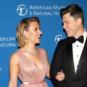 Scarlett Johansson et son compagnon Colin Jost au photocall de la soirée "2018 American Museum of Natural History Gala" à New York, le 15 novembre 2018.