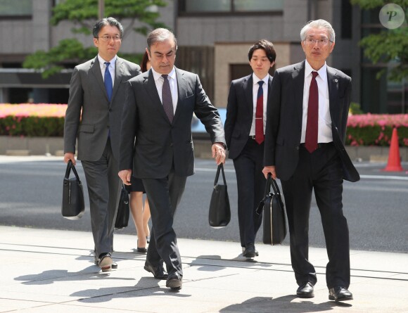 Carlos Ghosn entouré de ses avocats lors de son arrivée au tribunal du district de Tokyo, le 23 mai 2019. 