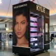 Kylie Cosmetics a installé un distributeur de produits de beauté à l'aéroport McCarran à Las Vegas. Novembre 2019.