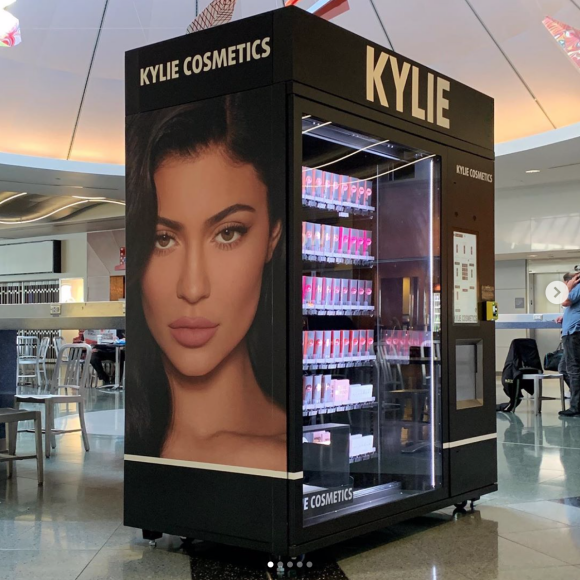 Kylie Cosmetics a installé un distributeur de produits de beauté à l'aéroport McCarran à Las Vegas. Novembre 2019.