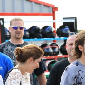 Exclusif - René-Charles Angélil (fils de Céline Dion) quitte son hôtel (le Royal Monceau) et va faire du karting avec ses amis à Cergy-Pontoise le 6 juillet 2017. René-Charles et ses amis sont arrivés en retard et n'ont pu faire qu'une seule session sur le circuit des non initiés de 1000 mètres... Mais comme René-Charles n'est pas un débutant au vu de ses performances, le responsable du centre leur à donné l'autorisation de pratiquer une autre cession sur la piste réservée aux professionnels.