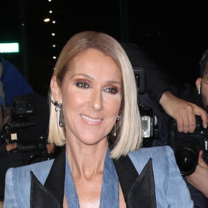 Celine Dion arbore un total look jean veste et cravate à la sortie de son hôtel à New York, le 14 novembre 2019