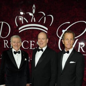 John F. Lehman, le prince Albert II de Monaco au photocall de la soirée Princess Grace Awards 2019 à l'hôtel Plaza de New York le 25 novembre 2019.