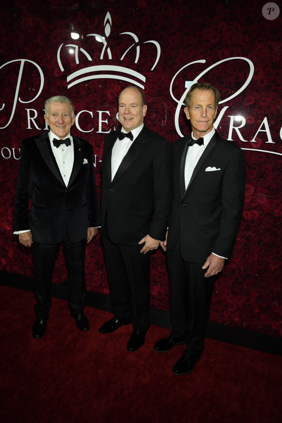 John F. Lehman, le prince Albert II de Monaco au photocall de la soirée Princess Grace Awards 2019 à l'hôtel Plaza de New York le 25 novembre 2019.