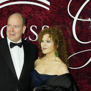 Le prince Albert II de Monaco, Bernadette Peters au photocall de la soirée Princess Grace Awards 2019 à l'hôtel Plaza de New York le 25 novembre 2019.