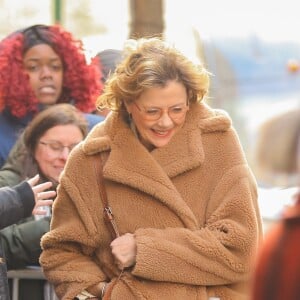 Exclusif - Annette Bening porte un manteau Teddy Bear dans les rues de New York, le 6 mars 2019