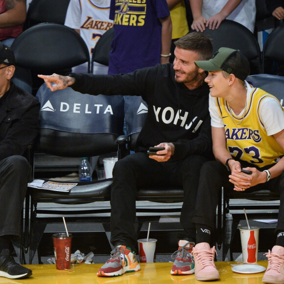 David Beckham et son fils Romeo assistent au match de NBA "Lakers vs Charlotte Hornets" à Los Angeles, le 27 octobre 2019.