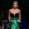 Stella Maxwell au défilé Versace Collection Prêt-à-Porter Printemps/Eté 2020 lors de la Fashion Week de Milan, le 20 septembre 2019.