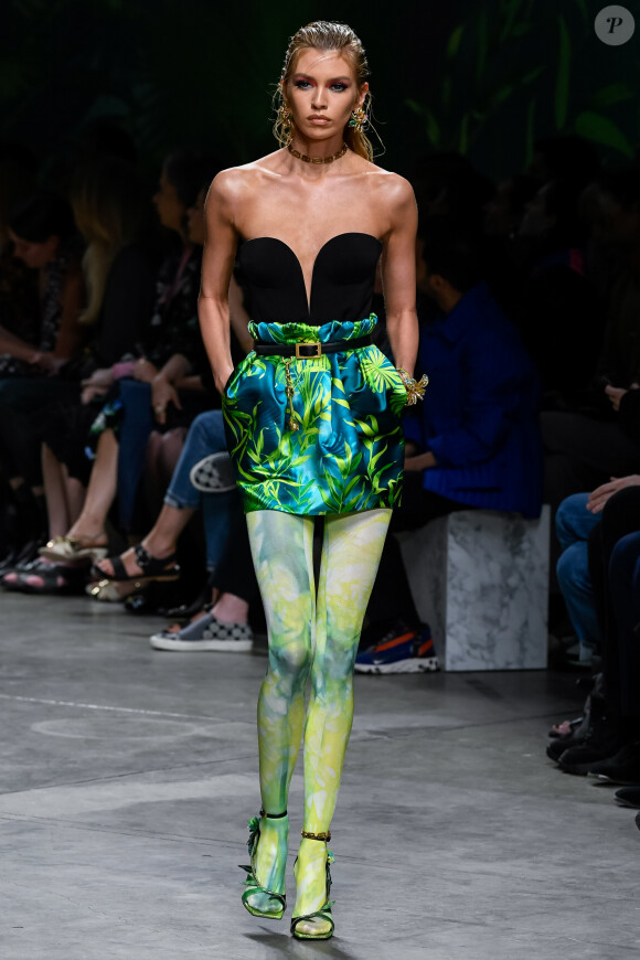 Stella Maxwell au défilé Versace Collection Prêt-à-Porter Printemps/Eté 2020 lors de la Fashion Week de Milan, le 20 septembre 2019.