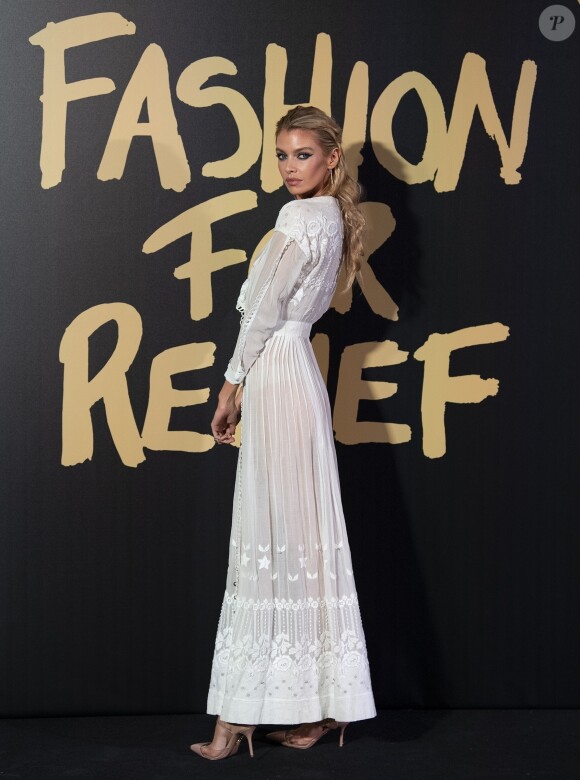 Stella Maxwell au défilé de mode caritatif "Fashion For Relief" au British Museum à Londres. Le 14 septembre 2019.