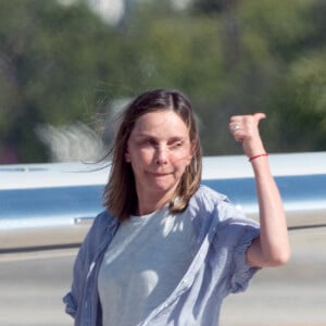 Harrison Ford, sa femme Calista Flockhart et leur fils Liam à leur arrivée en jet privé à l'aéroport de Los Angeles. le 4 juillet