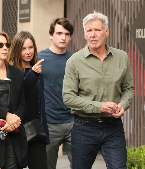 Harrison Ford et sa femme Calista Flockhart avec leur fils Liam sont allés en famille au théâtre Pantages à Los Angeles, le 12 novembre 2017