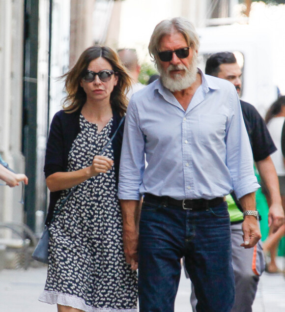 Harrison Ford et sa femme Calista Flockhart en vacances font du shopping à Barcelone le 1er juillet 2016.