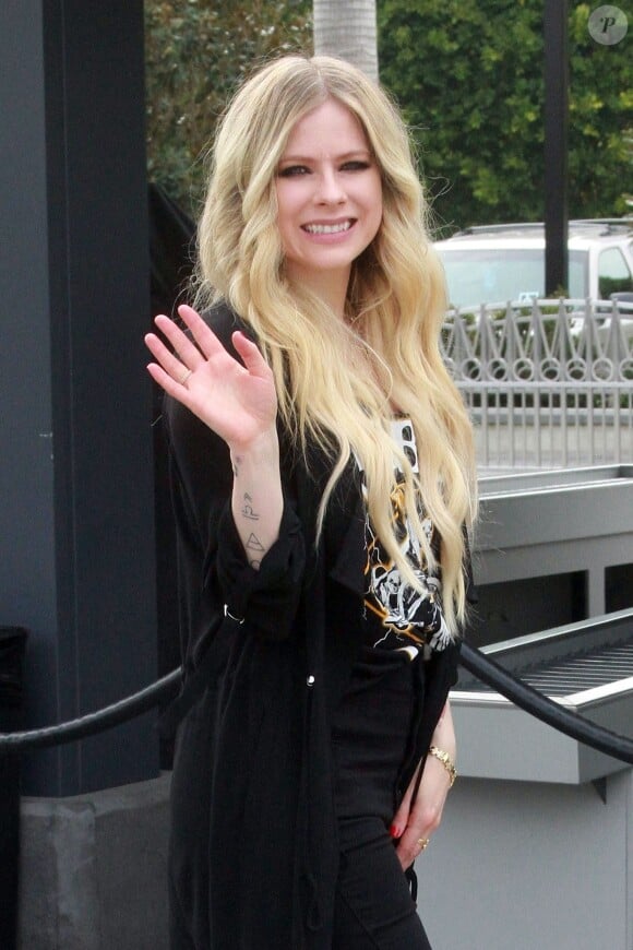 Avril Lavigne arrive à l'émission Extra pour une interview à Universal City, Los Angeles, le 27 février 2019.
