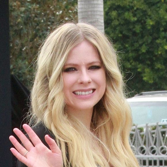 Avril Lavigne arrive à l'émission Extra pour une interview à Universal City, Los Angeles, le 27 février 2019.
