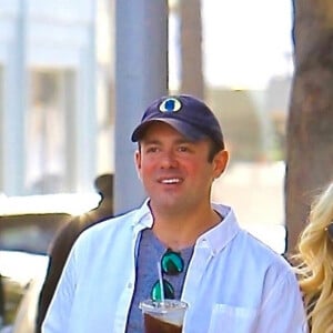 Avril Lavigne et Phillip Sarofim se baladent et font du shopping en amoureux dans les rues de Beverly Hills, le 6 novembre 2018.