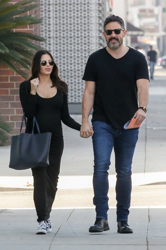 Exclusif - Jenna Dewan, enceinte, et son compagnon Steve Kazee à la sortie d'un cabinet médical à Los Angeles, le 6 novembre 2019.