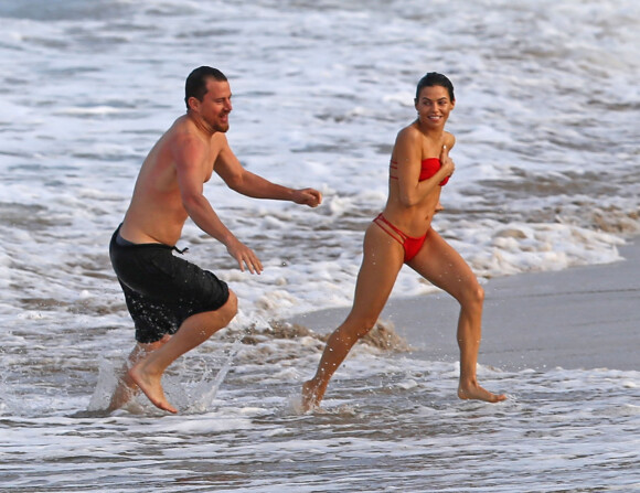Exclusif - Channing Tatum et sa femme Jenna Dewan s'amusent sur la plage à Hawaï, le 16 février 2017.