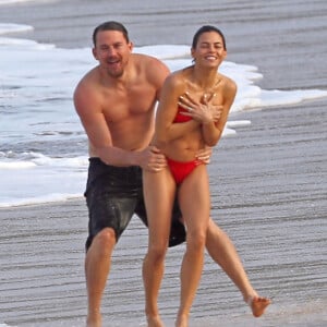 Exclusif - Prix Spécial - Channing Tatum et sa femme Jenna Dewan s'amusent sur la plage à Hawaï, le 16 février 2017.