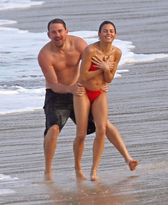 Exclusif - Prix Spécial - Channing Tatum et sa femme Jenna Dewan s'amusent sur la plage à Hawaï, le 16 février 2017.