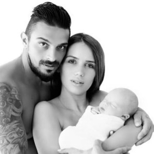 La famille Tanti réunie au complet et pose pour un shooting photo.