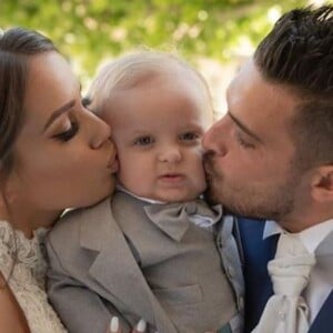 Manon Marsault et Julien Tanti à leur mariage embrassent Tiago (mai 2019).