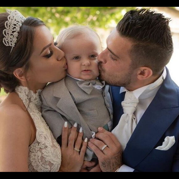 Manon Marsault et Julien Tanti à leur mariage embrassent Tiago (mai 2019).