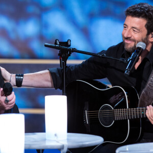 Le chanteur Renaud et Patrick Bruel sur le tournage de l'émission "Merci Renaud" dans les studios de la Plaine Saint-Denis le 15 novembre 2016 © Cyril Moreau / Bestimage