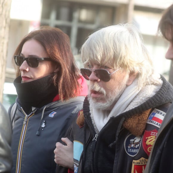 Lolita Séchan et son père le chanteur Renaud aux obsèques de Thierry Séchan (frère du chanteur Renaud) au cimetière du Montparnasse à Paris le 16 janvier 2019.