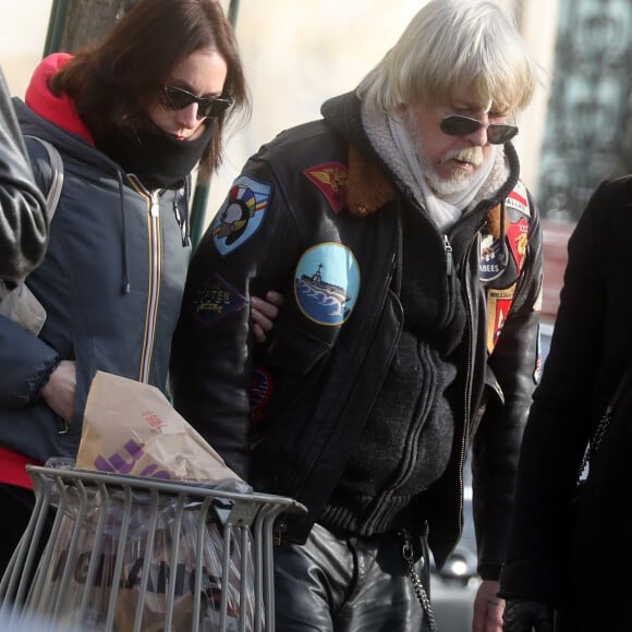 Lolita Séchan et son père le chanteur Renaud - Obsèques de Thierry Séchan (frère du chanteur Renaud) au cimetière du Montparnasse à Paris le 16 janvier 2019.