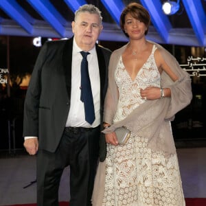 Pierre Ménès et sa femme Mélissa Acosta au photocall de la cérémonie d'ouverture de la 18ème édition du Festival International du Film de Marrakech (FIFM), le 29 novembre 2019. © Romuald Meigneux/Bestimage